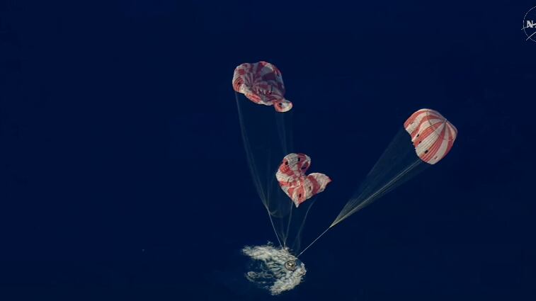 Tras el amerizaje, los astronautas fueron trasladados a un buque de la Marina para evaluaciones médicas