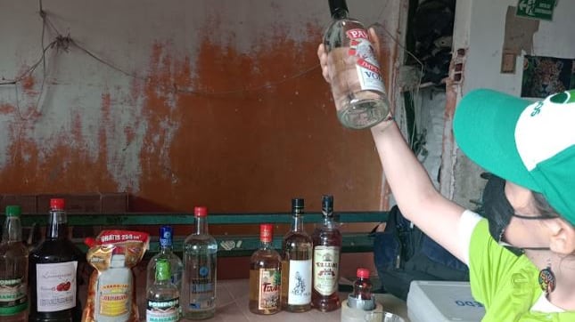 Más de 1000 botellas de licor adulterado fue encontrado en Medellín
