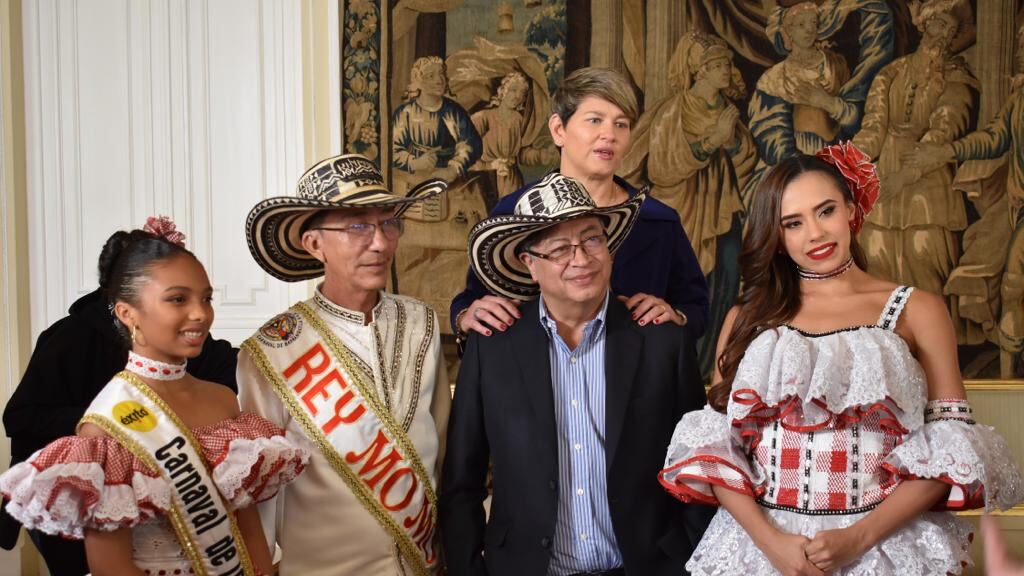 Los reyes del Carnaval de Barranquilla visitan al presidente Petro.