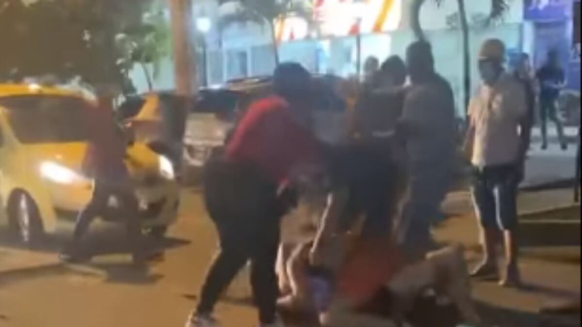 Influencer protagonizó tremenda pelea en plena calle de Cartagena