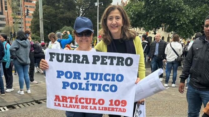 Ingrid Betancourt hace presencia en la marcha contra Petro en Bogotá.