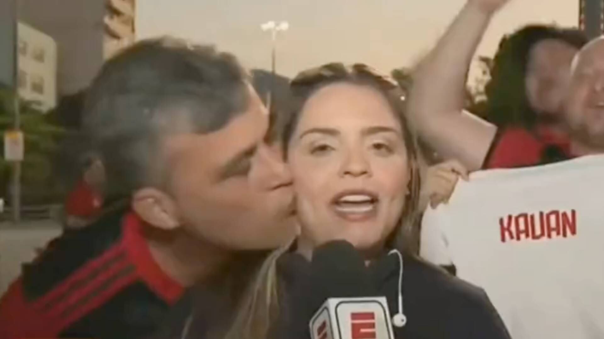 Hincha de Flamengo acosó a periodista brasileña