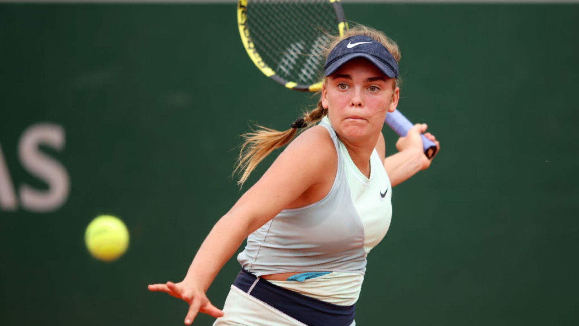 Celebración de Sara Bejlek con su padre y técnico causó polémica.