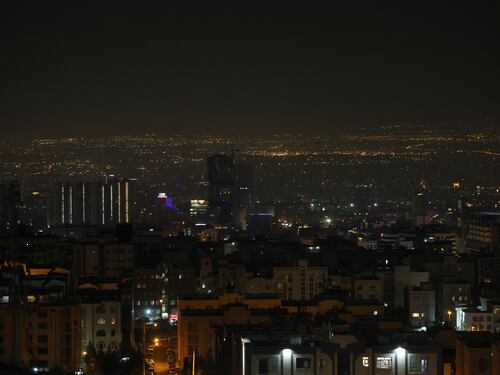 ¿Tortura o justicia? Autoridades iraníes amputan las manos de tres personas condenadas por robo