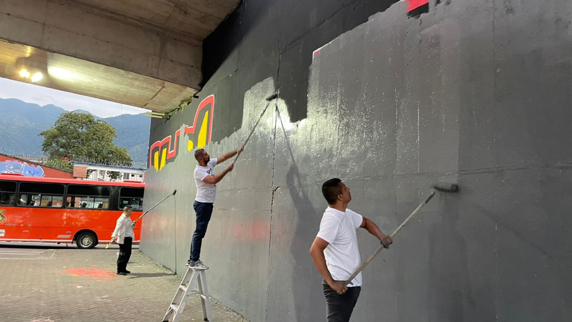 Veteranos del Ejérctio Nacional taparon mural de ‘Las cuchas tienen razón’ en Ibagué