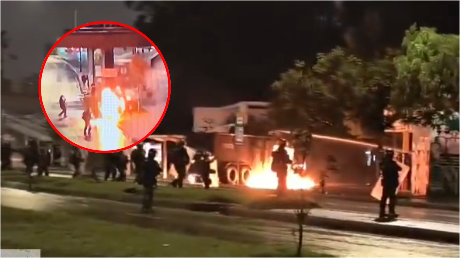 Manifestantes en la Universidad Nacional intentaron prender fuego a policías en medio de las protestas (Redes sociales)