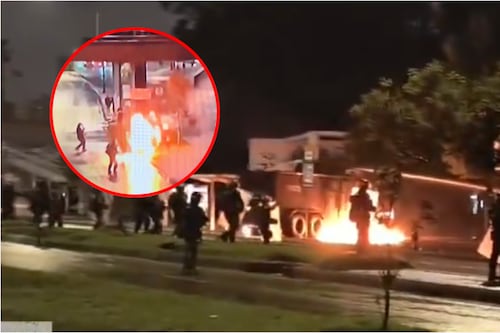 Manifestantes en la Universidad Nacional intentaron prender fuego a policías en medio de las protestas