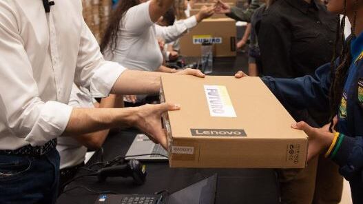 Entrega de Computadores Futuro en Medellín