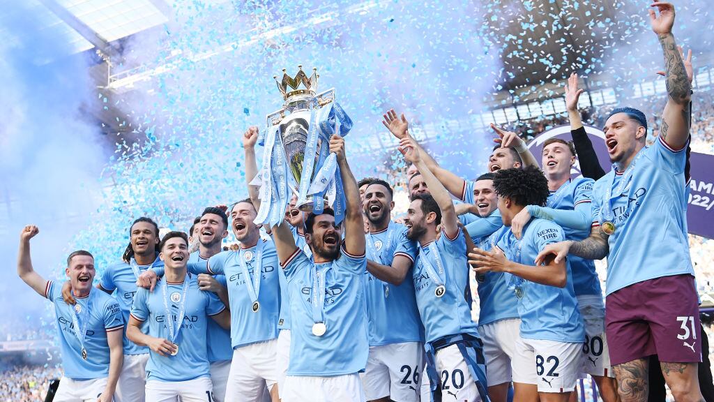 Con la invasión del campo, el City celebra un nuevo título de liga