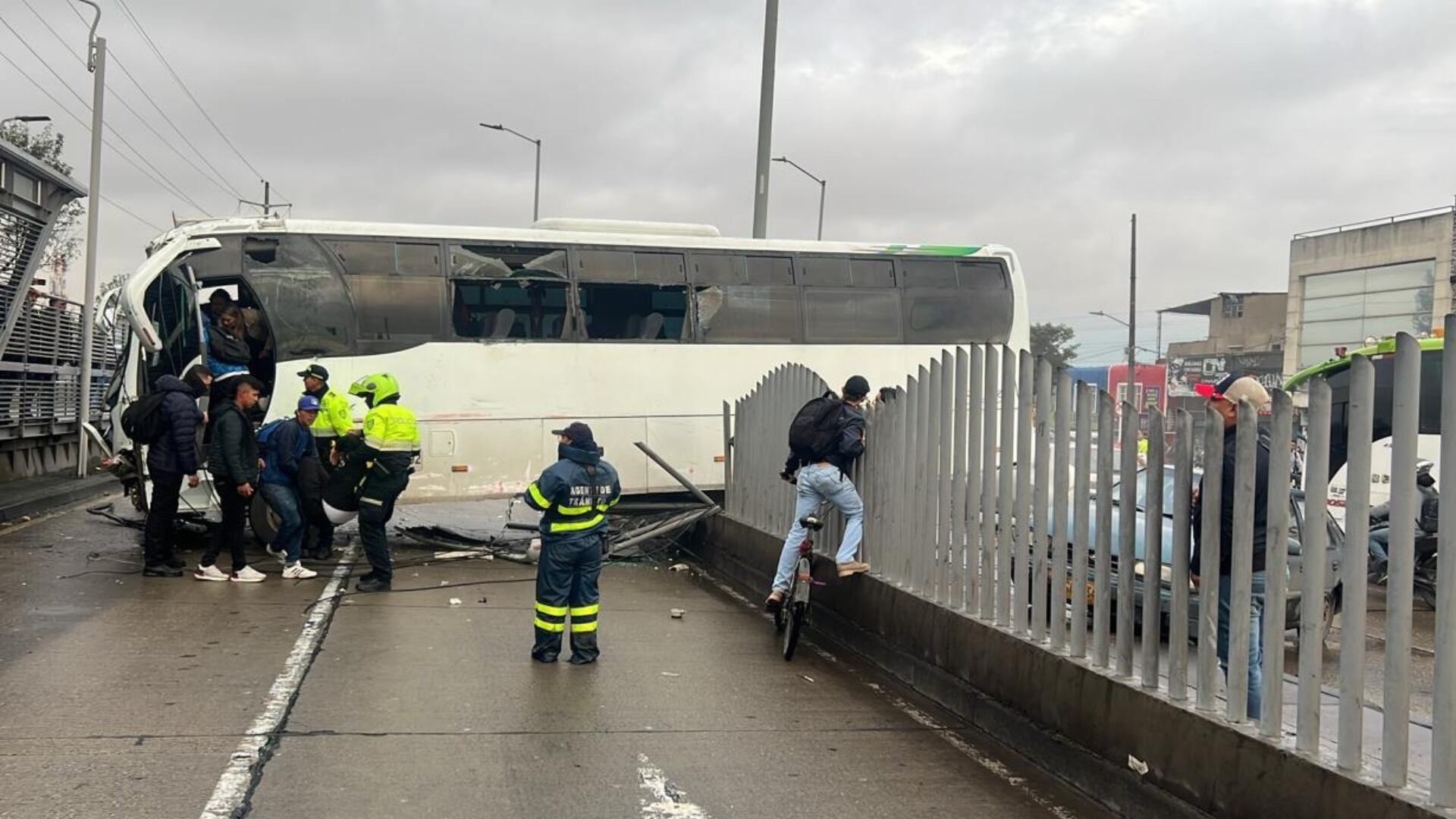 Bus se estrelló contra estación de TransMilenio en Bogotá; Autopista Sur totalmente colapsada