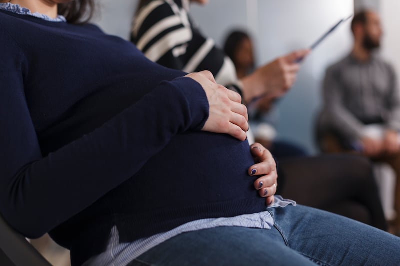 Una app llamada DopFone busca reducir la ansiedad y mejorar la atención prenatal, especialmente en zonas con acceso limitado a la atención médica. Foto: Freepik.