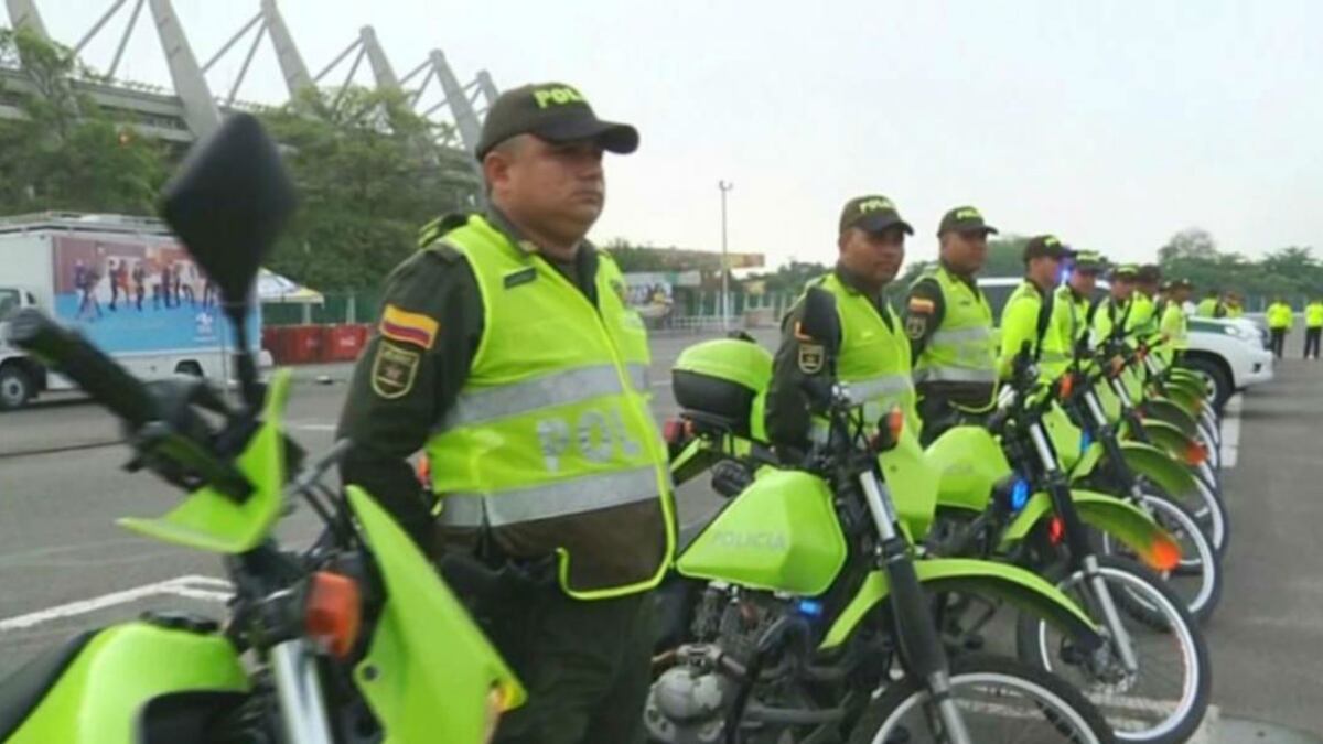 Uniformados frente al Estadio Metropolitano en Barranquilla.