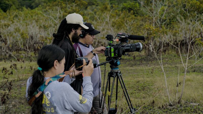 Grabación de la serie 'Aislados' y su director Óscar Darío Jiménez.