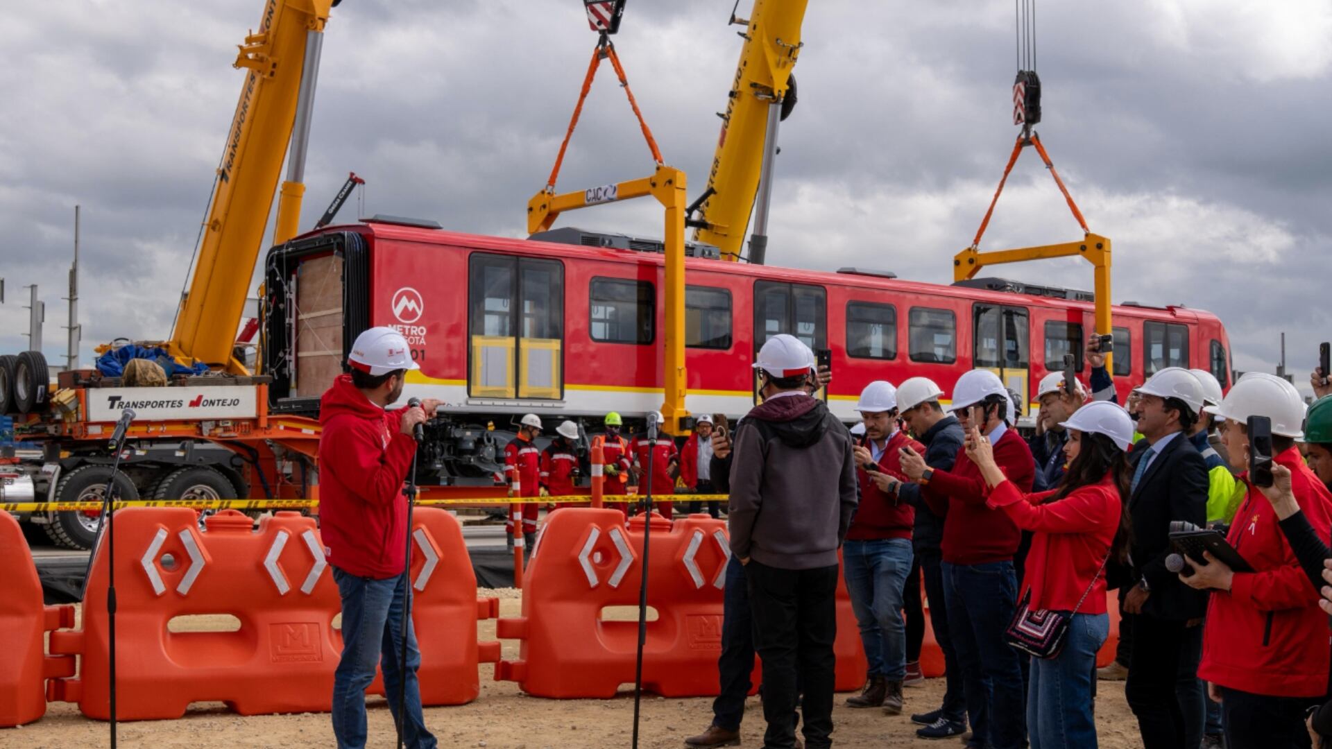 Pisa suelo bogotano el primer tren del Metro de Bogotá.