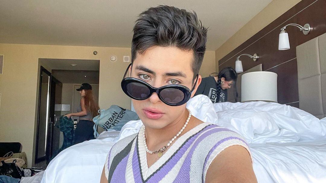 Tal parece que a Javier Ramírez no le gusta que las visitas se extiendan por lo que recurre a un recurso para hacer que se vayan.