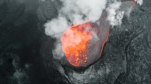 Turista cayó a un volcán activo mientras posaba para una foto.