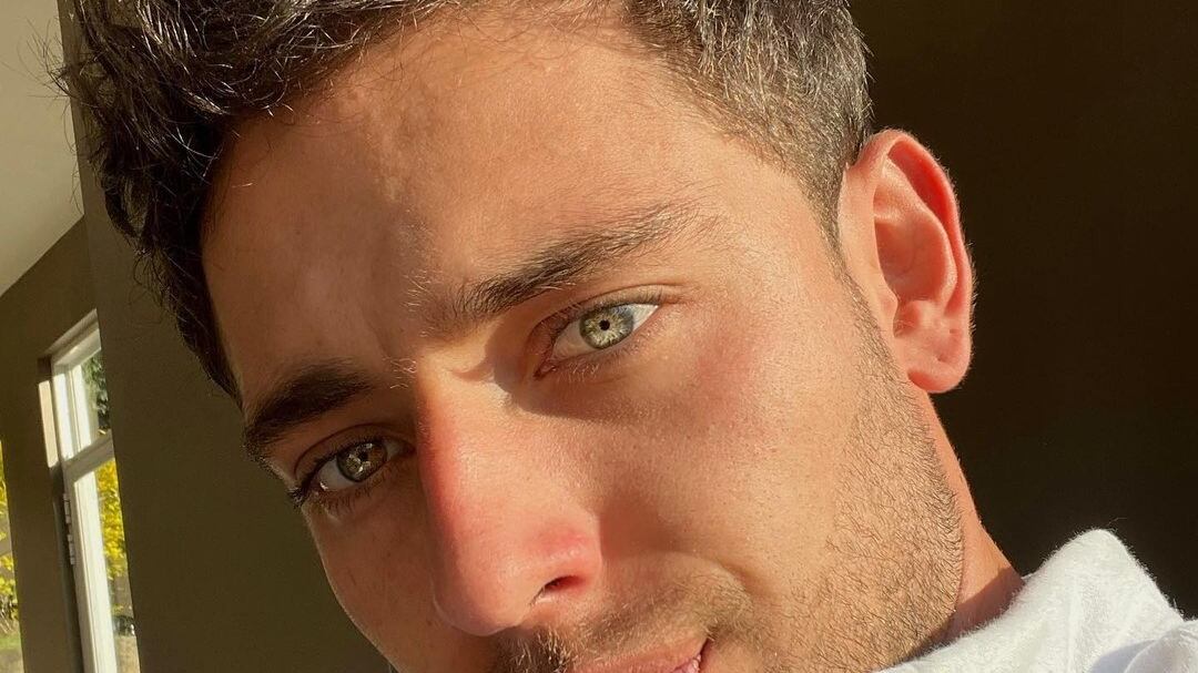 Una selfie de Carlos Báez Carvajal hizo que los seguidores lo comparen con un mismísimo ángel.