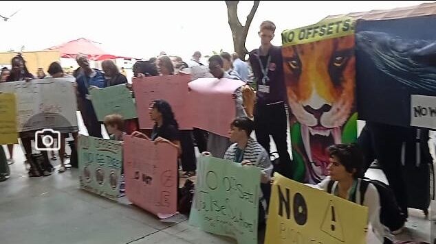 COP16: Activistas ambientales alzan su voz de protesta en la Zona Azul.