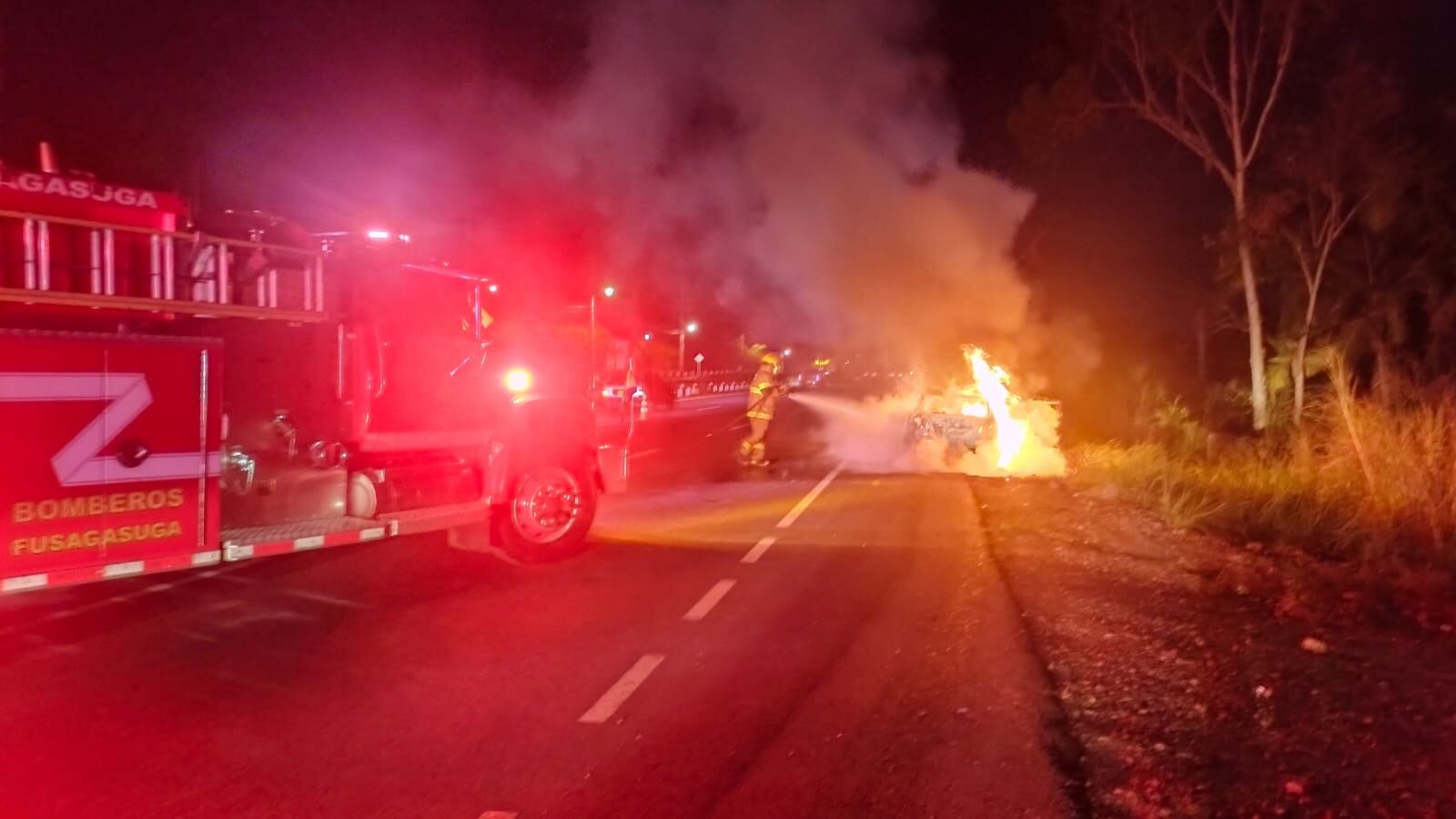 Incendio vehicular restringe la movilidad en la vía Bogotá – Girardot