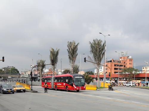 Terror vivieron pasajeros de la ruta L81 en TransMilenio: Sujetos armados robaron uno a uno en menos de 5 minutos