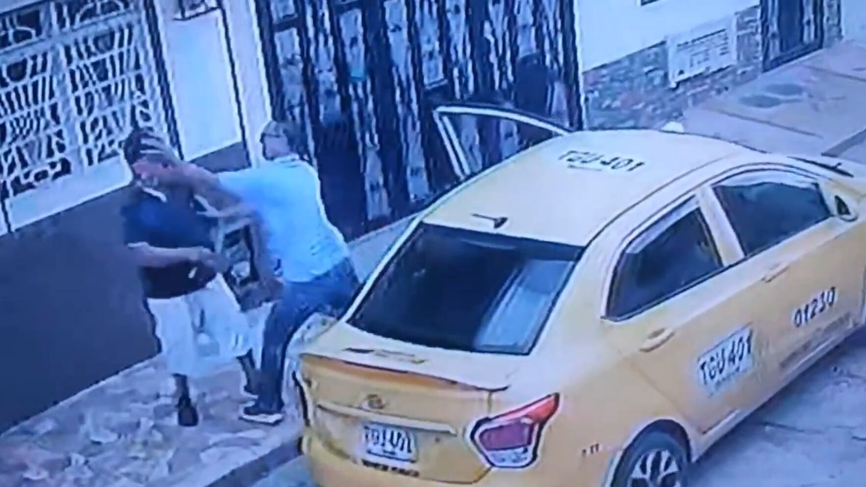 Taxista agrede a pasajero que le reclamó - Foto: Captura de pantalla de una grabación de cámara de seguridad tomada el 3 de octubre del 2025