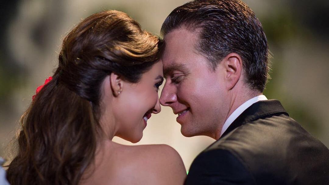 Manuel Velasco se mostró muy cercano al actor porno colombiano mientras cantaban las canciones de RBD.