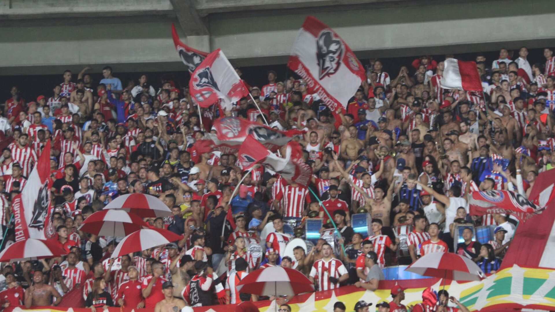 Partido de Junior contra Alianza Petrolera tuvo que detenerse por la furia de los hinchas