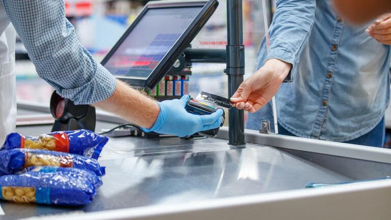 La tarjeta de crédito no es un imposible para los hispanos.