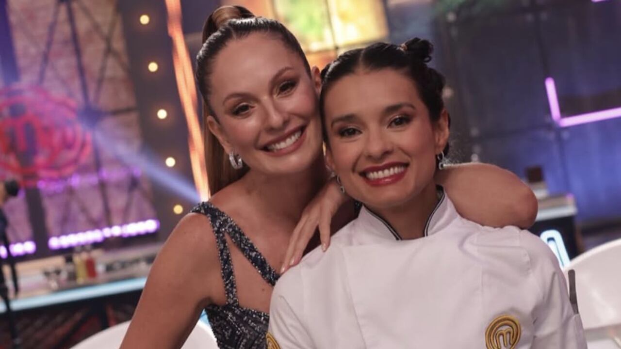 Claudia Bahamón con Paola Rey en el set de grabacion de 'MasterChef Celebrity Colombia'.