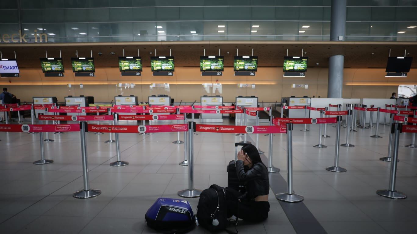 Pasajeros afectados por el cese de operaciones de Viva Air esperan soluciones por parte de la aerolínea y de la Aeronáutica Civil. Mientras tanto, cientos de personas esperan en los espacios públicos del Aeropuerto Internacional El Dorado en Bogotá.