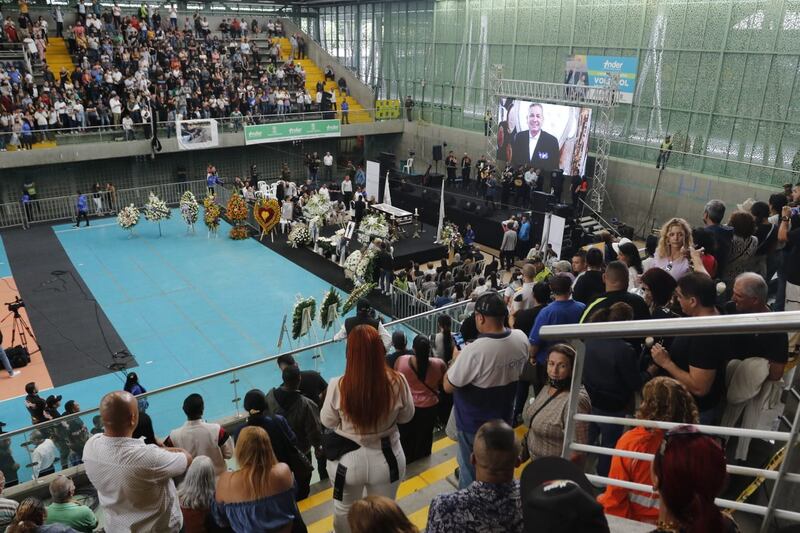Cientos de personas llegaron hasta el coliseo Yesid Santos, en Medellín, para darle el último adiós al Rey del Despecho, Darío Gómez.