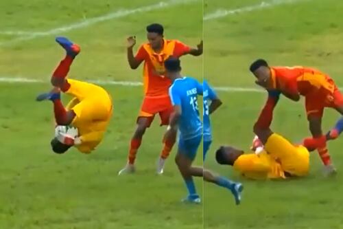 Portero cometió el penal más insólito del año: Cogió el balón, hizo una pirueta y le clavó los taches al rival