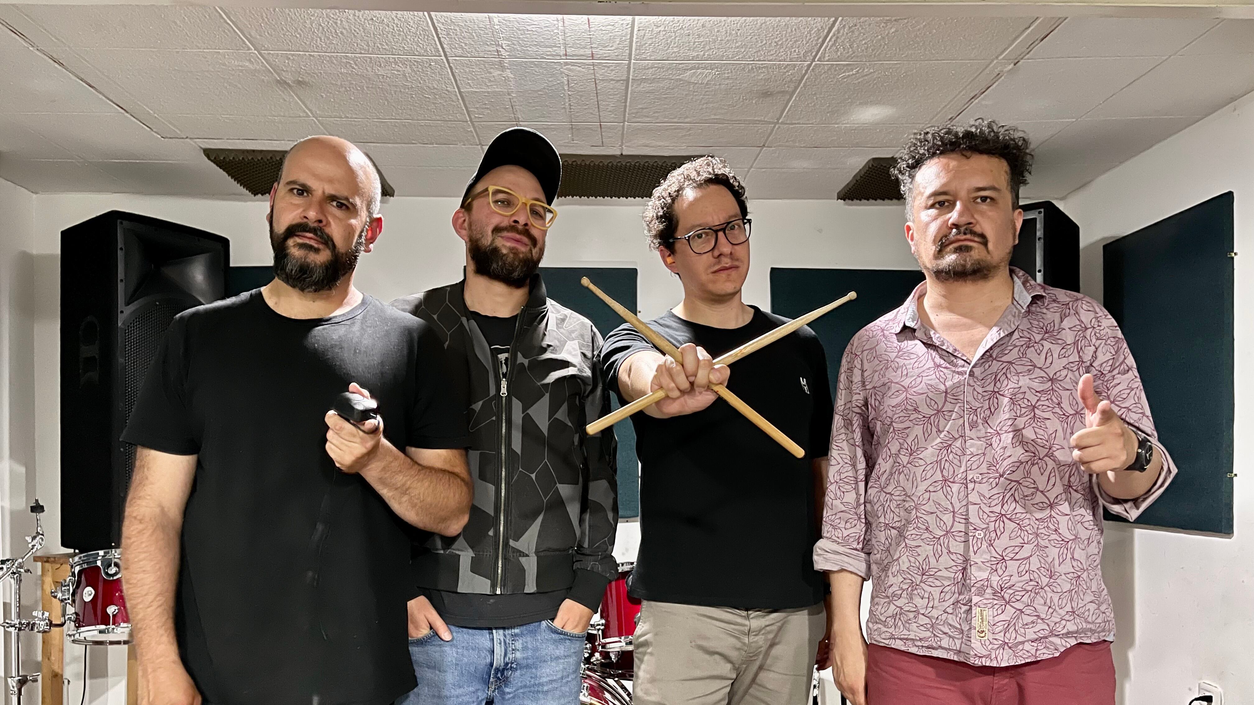 Yojan son: Juan Pablo Benítez (guitarra), Danilo Arias (bajo), Juan Manuel Orjuela (batería), Borja (voz).