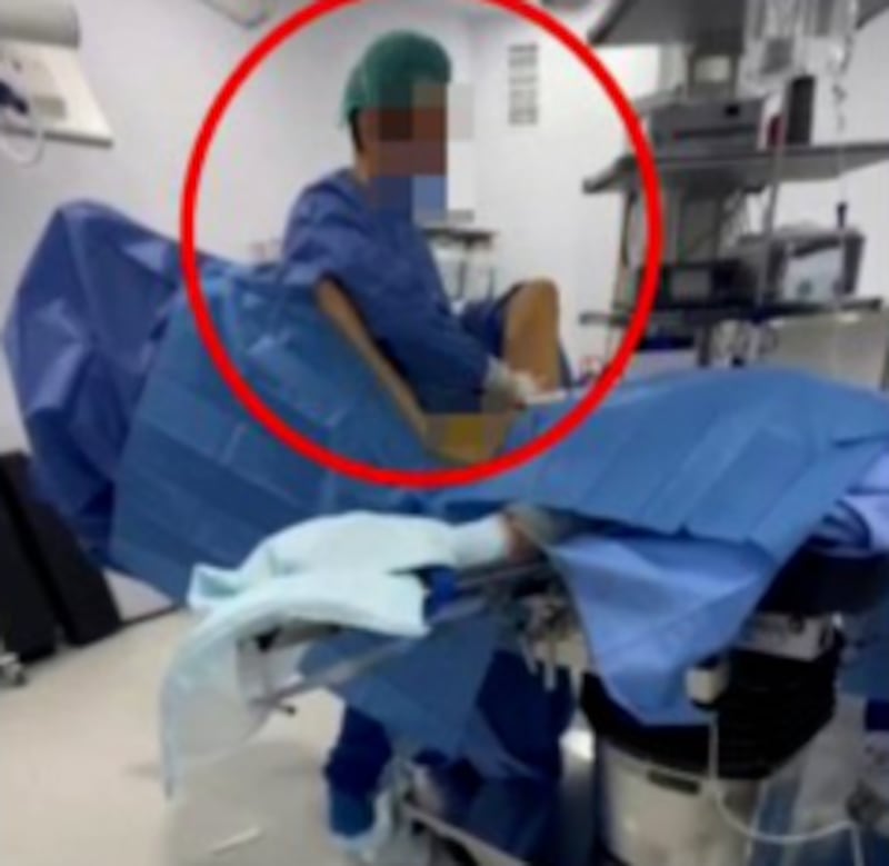 Acusan a cirujano plástico de abusar de paciente mientras estaba bajo efecto de la anestesia - Fuente: Video de X