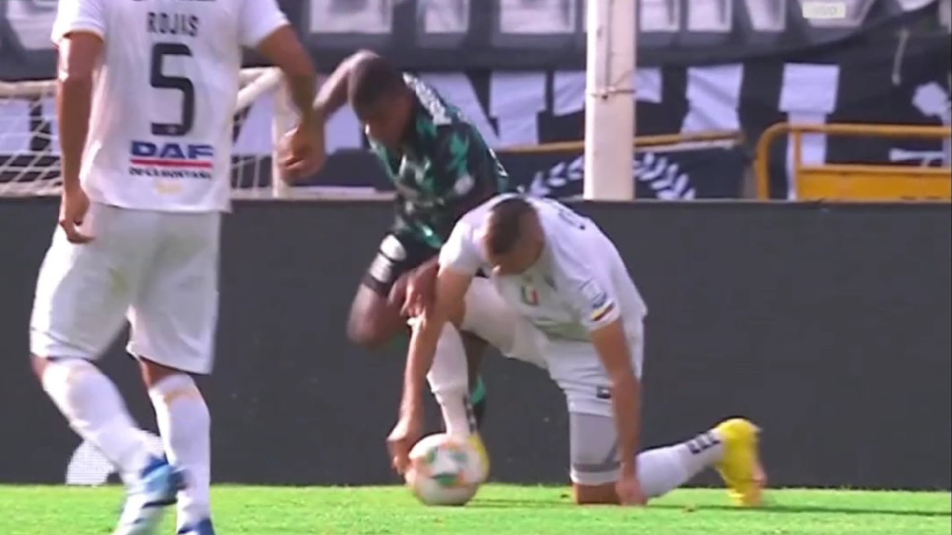 Hinchas de Nacional se indignaron por escandalosa jugada de penal contra el Once Caldas.