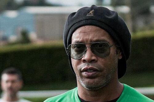 “Con ese refuerzo sí me abono”: Ronaldinho se puso la camiseta de Nacional y los hinchas enloquecieron