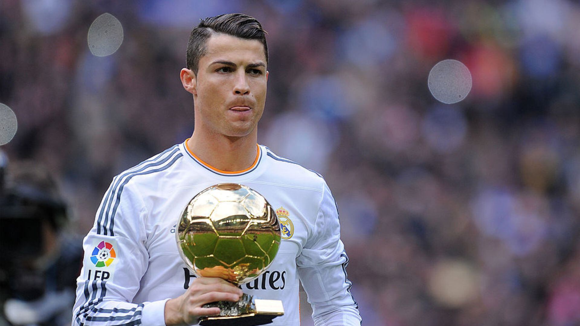 El astro portugués donó un 'Balón de Oro' por una buena causa.