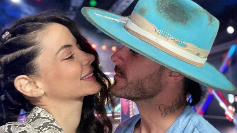 Tal parece que Tatán Mejía hasta le mete la cara al teléfono de Maleja Restrepo para saber de qué habla con sus contactos.