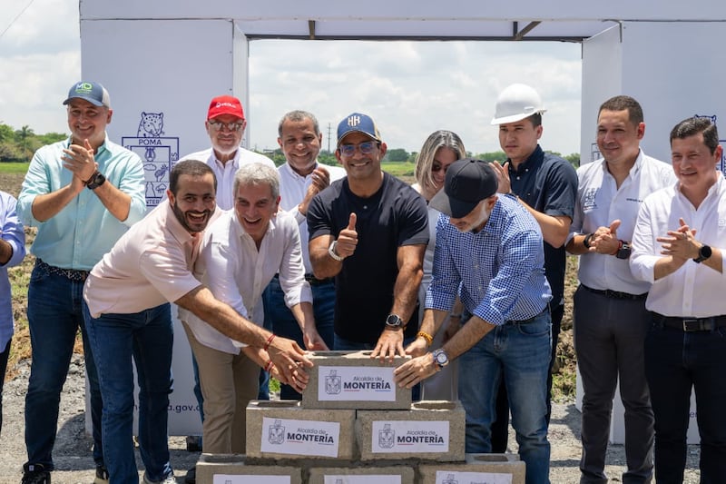 Foto con la puesta de la primera piedra, arrancó la construcción del Parque Botánico Las Lagunas en Montería .