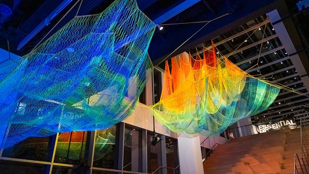 Una instalación suspendida monumental en el Museo MIT traduce complejos datos climáticos en una experiencia visual inmersiva. Foto: Anna Olivella.