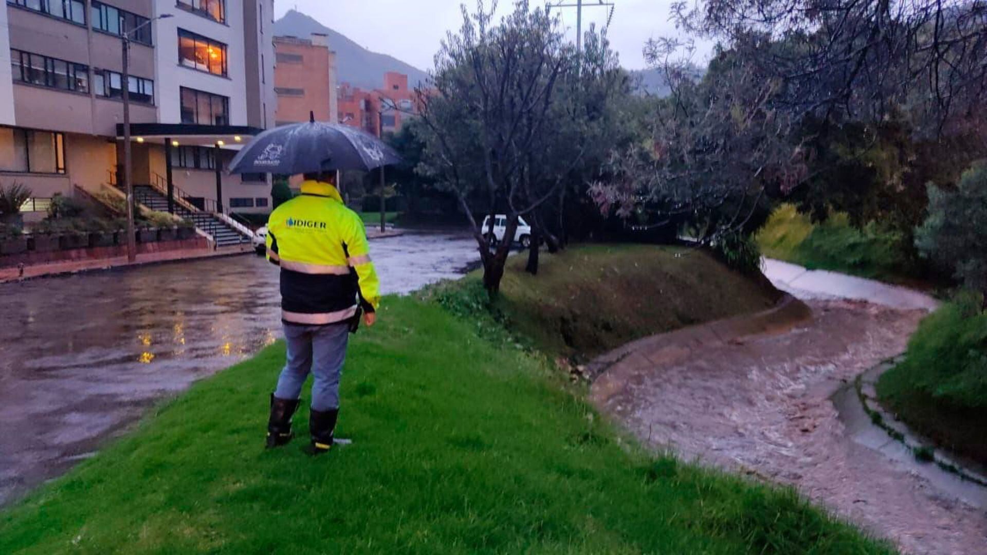Alerta en Bogotá por lluvias intensas: IDIGER advierte sobre riesgos en humedales y canales