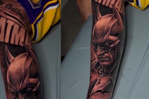 Crack mundial se hizo gigantesco tatuaje de Batman en la pierna y rápidamente despertó la envidia de todos los fans