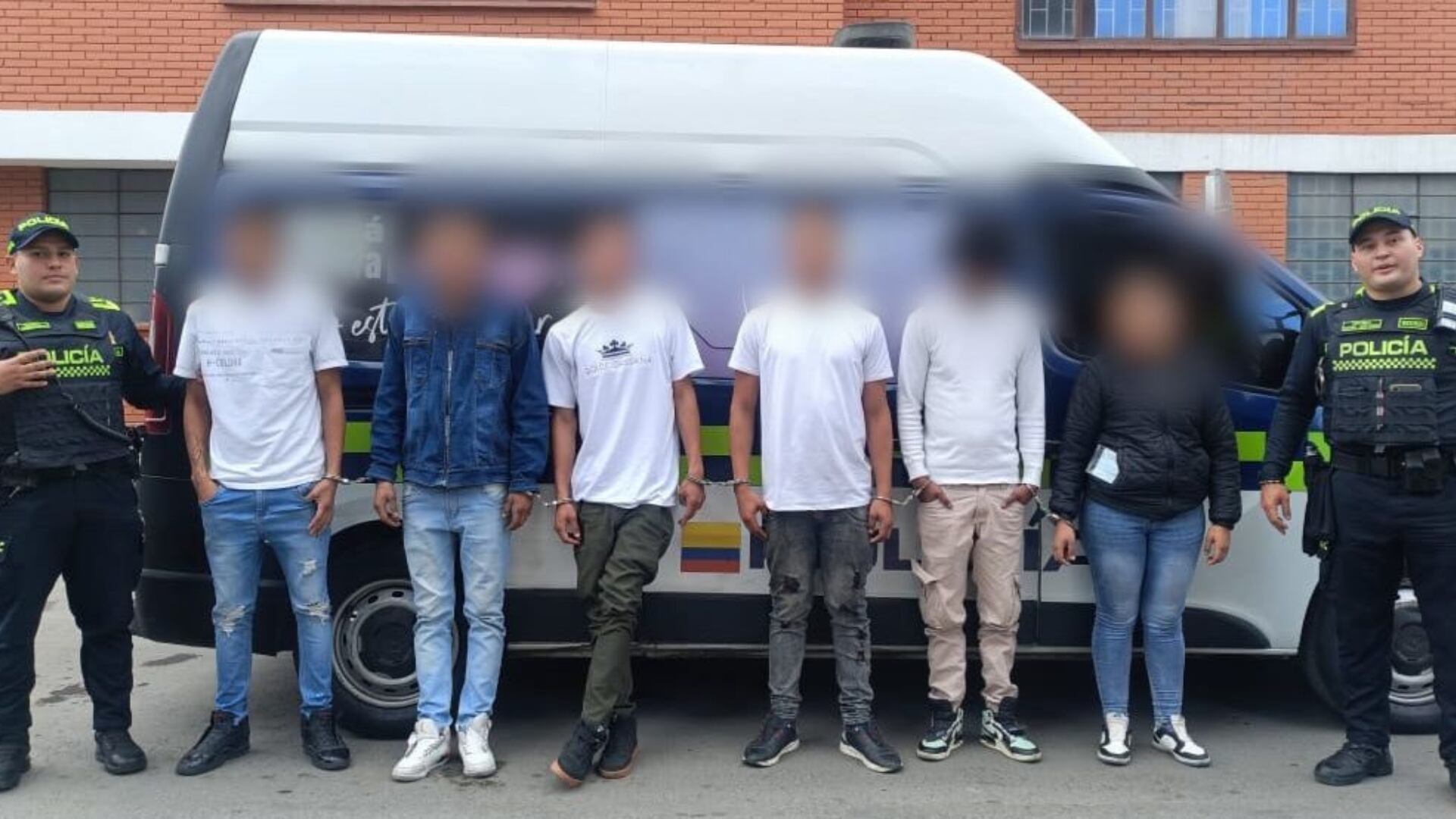 Con las manos en la masa: capturaron a seis ladrones en TransMilenio mientras le sacaban el celular a un ciudadano