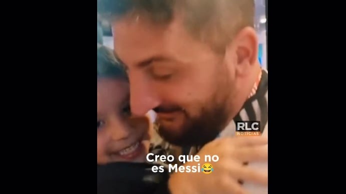 El niño se emociona al abrazar a un imitador de Messi, creyendo que realmente era él