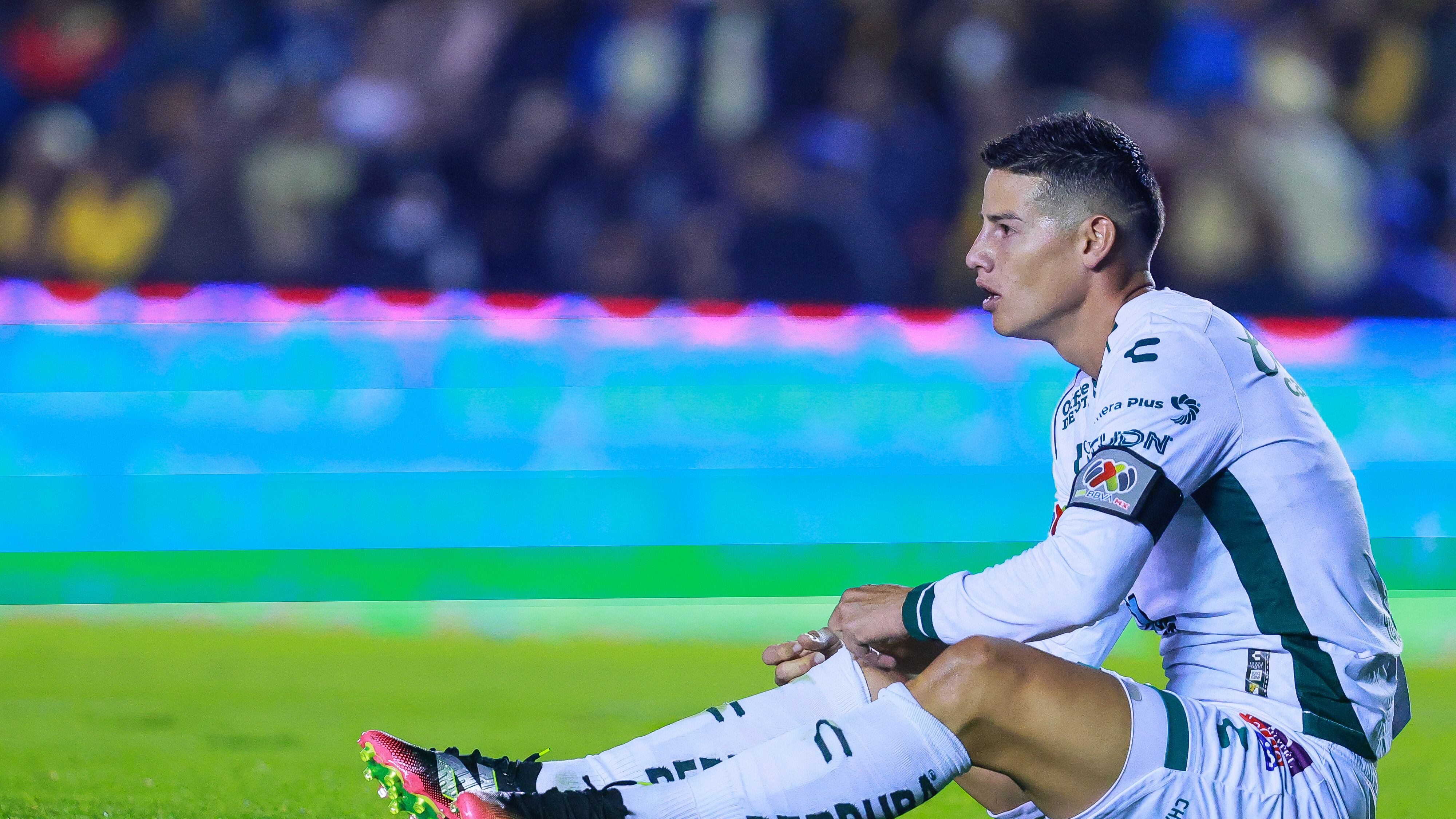 James quedó en el suelo por terrible codazo de un rival que no disimuló su intención de ir a pegar