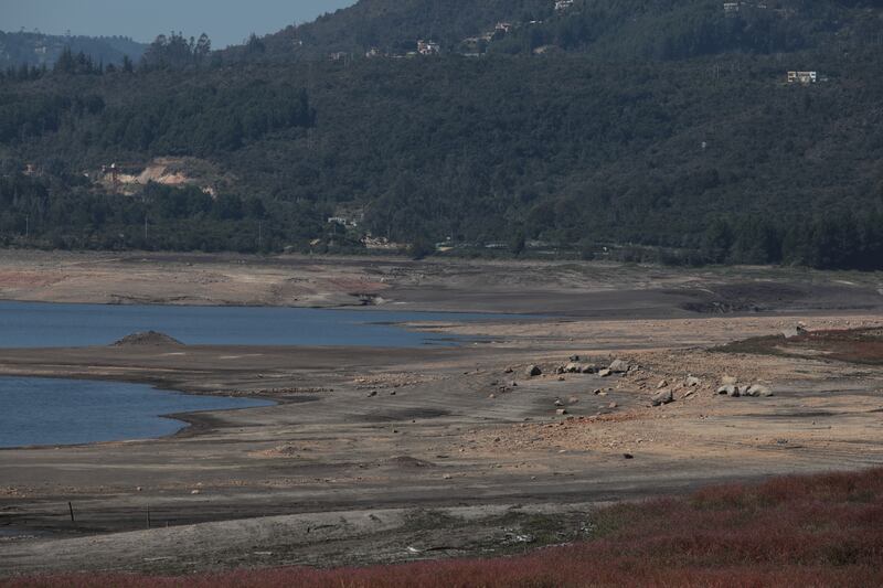 Detalle del bajo nivel de agua en el Embalse de San Rafael, en el municipio de La Calera, Cundinamarca, durante el ‘Fenómeno del Niño’ en abril de 2024