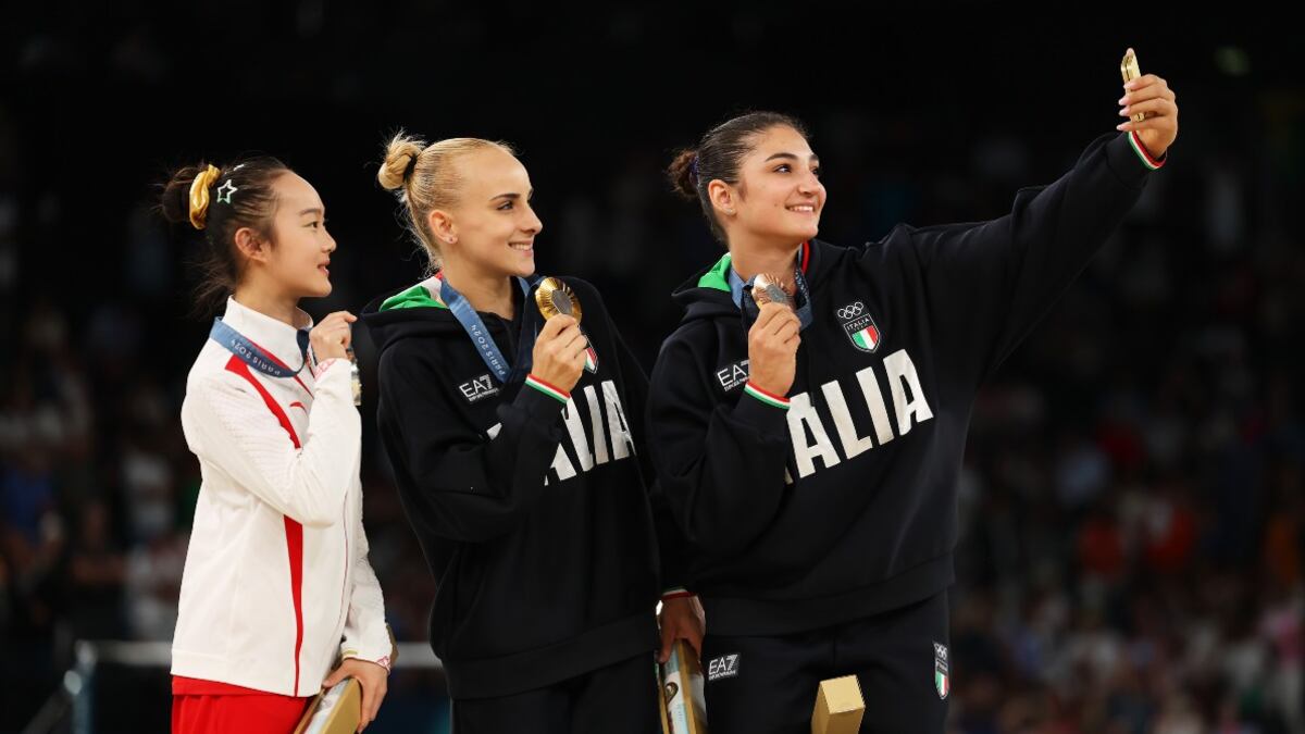 Yaqin Zhou, medallista olímpica, sorprende al mundo al volver a su rol de mesera