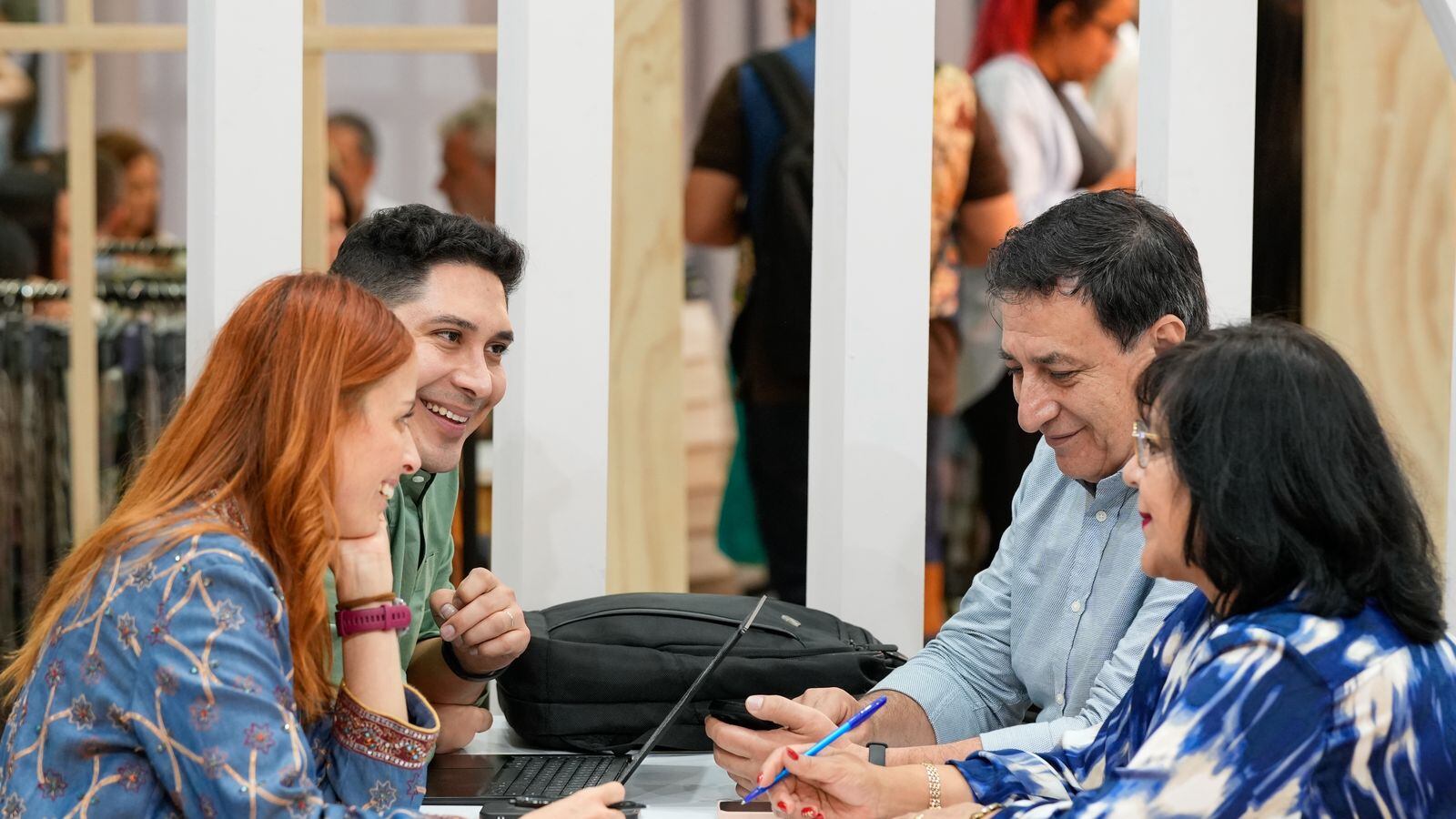 Plataformas de crédito digital y financiación para negocios textiles y de vestuario