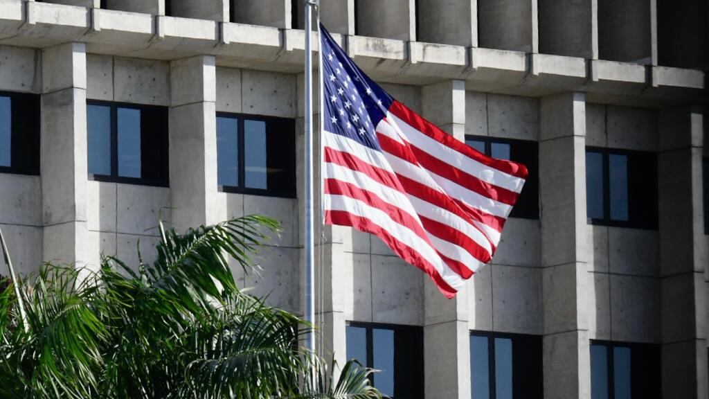 Bandera de los Estados Unidos ondea en el Tribunal Federal en Hato Rey.