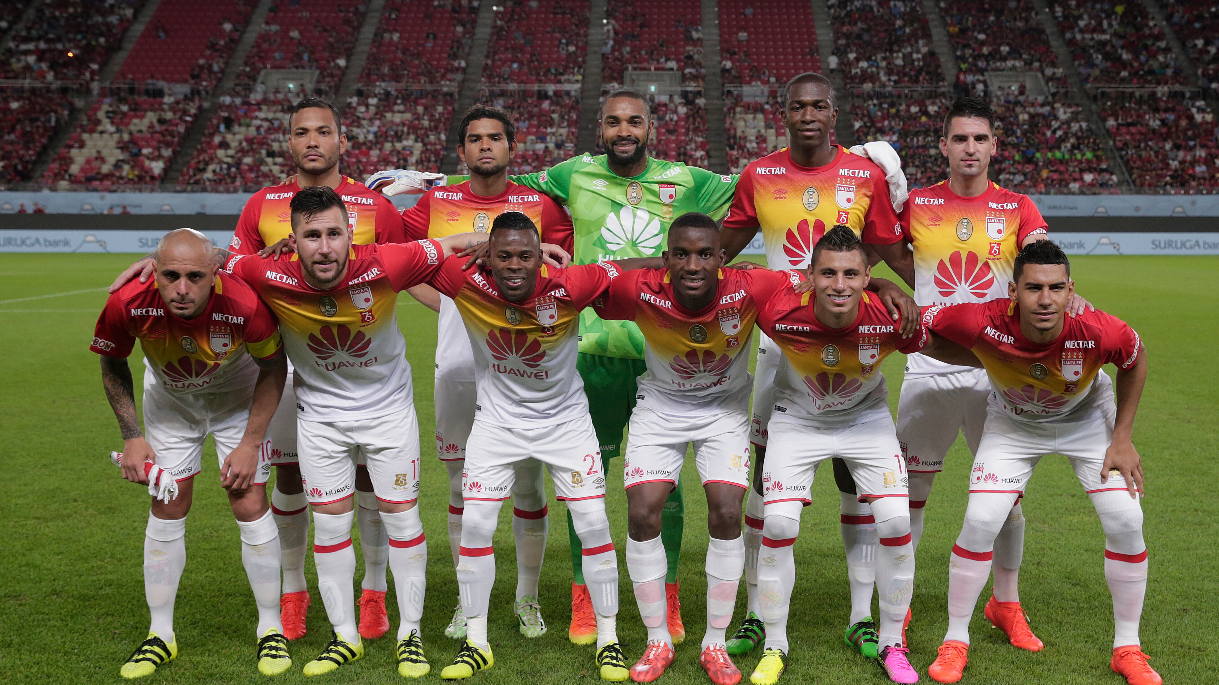 KASHIMA, JAPAN - AUGUST 10: (EDITORIAL USE ONLY) Independiente Santa Fe players line up for the team photos prior to the Suruga Bank Cup match between Independiente Santa Fe and Kashima Antlers at the Kashima Stadium on August 10, 2016 in Kashima, Kanagawa, Japan. (Photo by Yuya Shino/Getty Images)